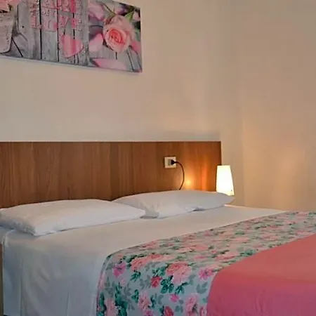 Comfortable Flat Close To The By Beahost Διαμέρισμα